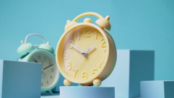 Vintage Alarm Clock Timelapse Daylight Savings Backward Time Clock Timelapse — Wideo stockowe