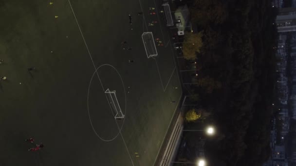 Verticale Video Van Voetbalstadion Stad Tussen Blokken Mensen Voetballen Nachts — Stockvideo