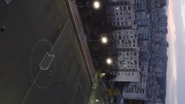 Вертикальное Видео Людей Играющих Футбол Ночью Стадионе Восточно Европейского Городского — стоковое видео