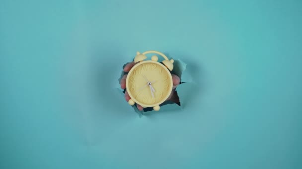 Second Count Our Vintage Inspired Yellow Alarm Clock Showcased Stunning — Vídeos de Stock