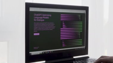 GPT teknolojisiyle çalışan yapay zeka sohbet robotu, konuşmanın kalitesi hakkında geri bildirim sağlıyor ve sohbet robotlarının performansını artırıyor. Yüksek kalite 4k görüntü