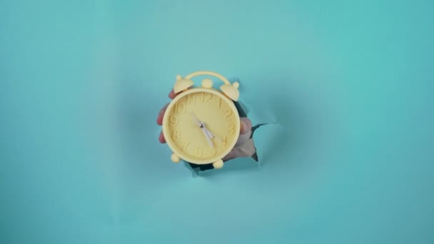 Büyüleyici Mavi Arka Planda Sergilenen Eski Sarı Alarmlı Saatimizle Ikinci — Stok video