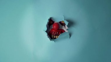 Ürkütücü palyaço, tüylerini ürperten mavi bir arka planı ve kağıt deliğinin arkasında pusuya yatmış tehditkar bir figürü olan tüylerini diken diken edecek. Korku temalı projeler ya da promosyonlar için mükemmel. Yüksek kalite