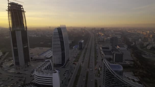 Sofya Şehrini Gün Batımında Yüksek Bir Ofis Binasının Çarpıcı Görüntüsüyle — Stok video