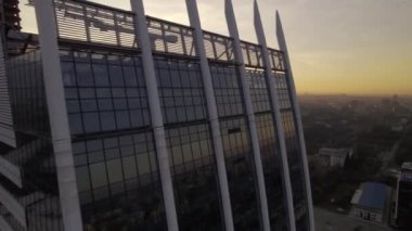 Günbatımı gökyüzünün turuncu ve mor renklerine karşı çarpıcı bir kontrast yaratan modern ofis binalarıyla, Sofya 'nın kuş bakışı bölgesi. Yüksek kalite 4k görüntü