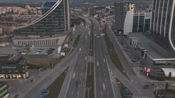 Zeitraffer Aufnahmen Der Geschäftigen Straßen Des Geschäftsviertels Sofias Der Abenddämmerung — Stockvideo