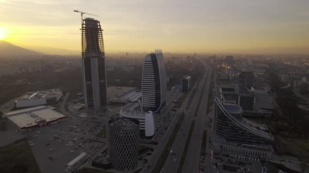 Statisk Bild Trafikflödet Sofias Affärsdistrikt Med Moderna Höghusen Bakgrunden Ljudet — Stockvideo