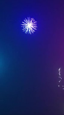 Ulusal Bayram, Yeni Yıl Partisi veya Kutlama Etkinliği sırasında Gece Gökyüzünde Parlayan Havai Fişekler Gösterimi. Çarpıcı Havai fişek Gösterisi. Neşeli Atmosfer. Bağımsızlık Günü, 4 Temmuz.