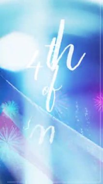 4 Temmuz metni renkli havai fişeklerle ve Bağımsızlık Günü 'nü vatansever bir coşkuyla kutlayan Amerikan bayrağıyla aydınlatılıyor. Bayram temalı içerik ve ulusal gurur için ideal.