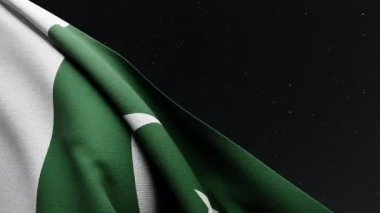 Pakistan bayrağı, Pakistan Bağımsızlık Günü 'nü ulusal gurur ve birlik içinde kutlayan yıldızlı bir gecede gururla dalgalanıyor. Vatanseverlik temalı içerik ve ulusal gece programı için mükemmel.