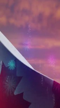 Kanada bayrağı gün batımında gururla dalgalanır, canlı havai fişeklerle aydınlanır, Kanada gününü ulusal gurur ve birlik içinde kutlar. Şenlikli ruhu ve vatanseverliği yakalamak için mükemmel.