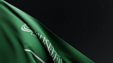 Suudi Arabistan bayrağı, ulusal gurur ve birliği sembolize ederek, huzurlu gece göğüne karşı gururla dalgalanıyor. Gece vakti Suudi vatanseverliğinin ve kültürünün özünü yakalamak için mükemmel..