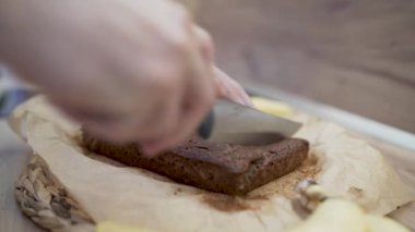 En iyi muzlu ekmek ve uyması kolay tarifimiz. İster acemi ister deneyimli bir fırıncı olun, bu yumuşak, tatlı muzlu ekmeği yapmaktan ve yemekten zevk alacaksınız. Şimdi ihtiyacın olan tüm ipuçlarını izle.