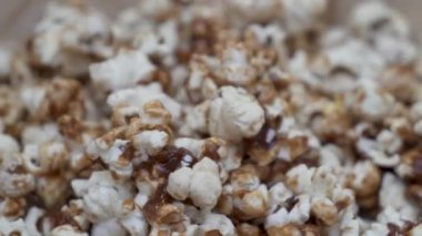 Evde Tatlı ve Çıtır Karamelli Patlamış Mısır Nasıl Yapılır? Yüksek kalite 4k görüntü