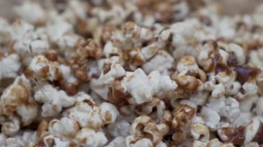 Birkaç Adım İçinde Karamelli Patlamış Mısır Karşı konulamaz Yaratılıyor. Yüksek kalite 4k görüntü