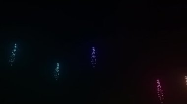 Gece gökyüzünde Son Havai fişek metni. Yüksek kalite 4k görüntü