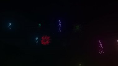 Gece gökyüzünde Son Havai fişek animasyonu. Yüksek kalite 4k görüntü