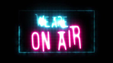 Havada neon ışığı altında podcast konuşma programının arka planındayız. Yüksek kalite 4k görüntü