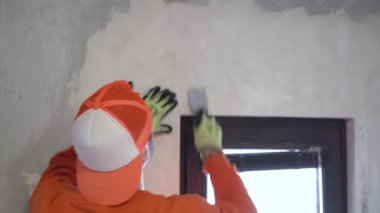 Ev yenileme müteahhitleri, spatula arka plan duvar kağıtlarını sökmekle uğraşıyorlar. Yüksek kalite 4k görüntü