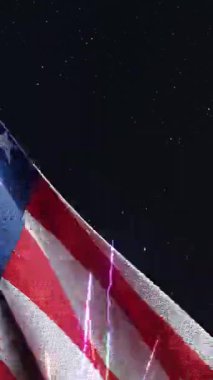 Amerika bayrağının canlı havai fişeklerle aydınlatıldığı çarpıcı bir vatanseverlik arka planı deneyin. Bağımsızlık Günü kutlamaları, ulusal etkinlikler ve festival dijital projeleri için mükemmel.. 