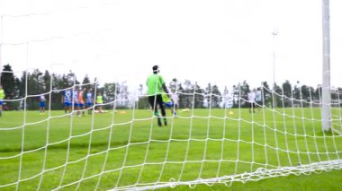 Profesyonel bir çocuk futbol maçının heyecanını bu kaliteli videoyla yakalayın. Gıcır gıcır bir hedef ağı ve promosyon metni eklemek için mükemmel bir arka plan bulanıklığı. Harika.