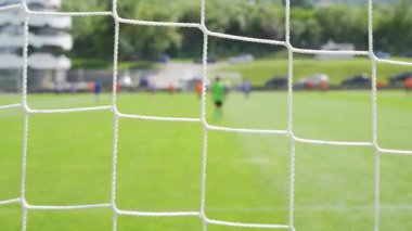 Profesyonel futbolcu çocuklar odak noktası ve bulanık arkaplan için hedef netinin arkasındaki videoyu eşleştiriyor. Yüksek kalite 4k görüntü
