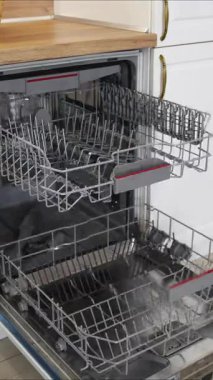  Bulaşık makinesinin bulaşık yıkaması gibi, dinamik ve dikey bir zaman dilimi hiç çaba harcamadan bulaşıkları temizler ve onları lekesiz bırakır. Cihaz reklamları, temizlik ipuçları ve dijital hikaye anlatma için mükemmel..