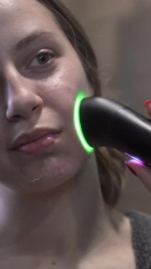 Çağdaş bir banyo ortamında LED yüz aygıtı kullanan bir kadının yer aldığı bu dikey videoyla cilt bakımının geleceğini yakalayın. Güzellik kampanyaları, ürün tanıtımları ve dijital için mükemmel.