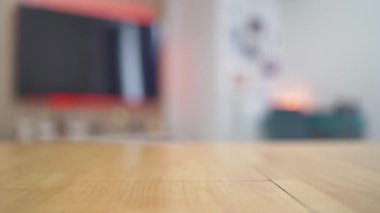 Yumuşak, bulanık, modern bir oturma odasına karşı, temiz ve zarif ahşap bir masa. Ürün yerleştirme, iç tasarım projeleri ve yaratıcı dijital sunumlar için ideal. 