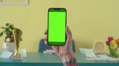 Smartphone Green Screen Open on Yellow Background Mock up. Video Arama için boş yeşil telefon, Web sitesi Şablon Haberleri veya Oyun Uygulamaları. Bir Blank Technology Zoom. Yüksek kalite 4k görüntü