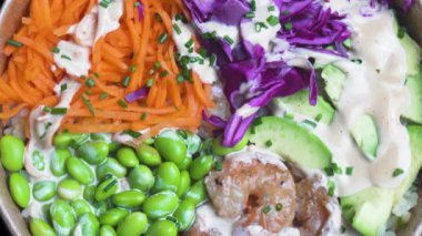  Gıda içeriği ve yaratıcı tasarım projeleri için mükemmel, izole bir zemin üzerinde taze malzemeler bulunan lezzetli bir dürtme kabı..