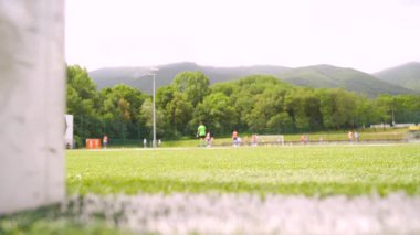 Futbol sahası, fotokopi arkaplan videosu için fotokopi alanı olan profesyonel bir çocuk futbol takımının antrenmanını bulanıklaştırdı