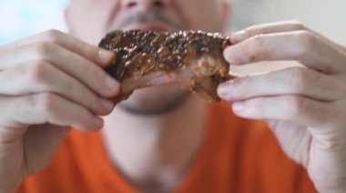 Evde pirzola yemek sağlıksız abur cubur yemek aşırı kalori tüketmek. Yüksek kalite 4k görüntü