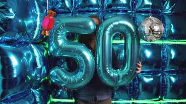50 numaralı mavi folyo arka planda parlıyor. Doğum günleri, yıldönümleri ve kilometre taşı kutlamaları için mükemmel..