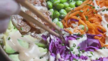 Taze, aromalı malzemelerin özünü, yenen bu özel dürtme kasesiyle yakalayın. Gıda pazarlaması, sosyal medya ve yaşam tarzı içeriği için mükemmel.