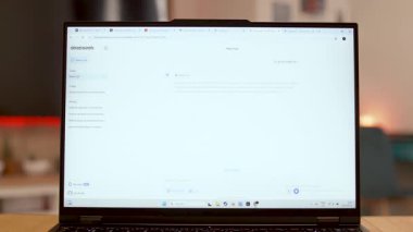 Sofya, Bulgaristan-16 02 2025: Rahat Oturma Odasında Dizüstü bilgisayarda DeepSeek AI çalışıyor. Yüksek kalite 4k görüntü