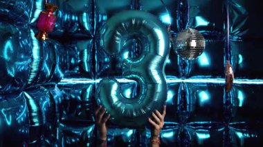 3 numaralı parlak folyo balonu, disko topları, renkli ışıklar ve gece kulübü atmosferinin yer aldığı bir şenlik partisi. Doğum günleri ve kutlamalar için mükemmel..