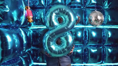 Parlak Parti Arkaplan Dokuz Kutlama Teması 'nda 8 Numaralı Folyo Balonu. Yüksek kalite 4k görüntü