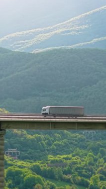 Dağ Viaduct Otobanı 'nda Kargo Teslimat Aracı Yeşil Peyzaj Hava Manzarası ile çevrili. Yüksek kaliteli FullHD görüntüler