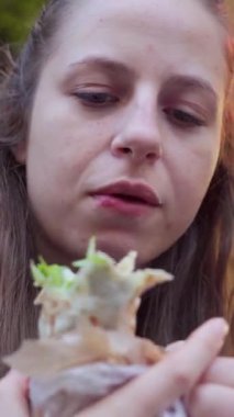 Sofya 'daki sokak yemekleri sahnesini inceleyen bu video, yerel bir gıda standından taze taze ve lezzet dolu falafel kumu tatmakta olan bir kadını gösteriyor.