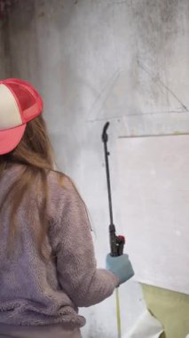 Mor kazaklı sarışının arka plan görüntüsü. Duvar kağıtları dikey olarak çıkarılıyor. Yüksek kalite 4k görüntü