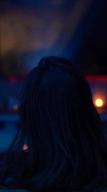 Huzurlu bir film gecesi yaşanıyor. Yumuşak ışıklar ve rahat bir kanepe..