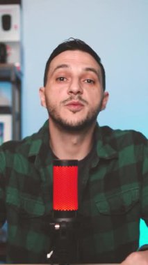 Genç Adam Podcast Kaydı sırasında Shorts and Reels için Dikey Video Biçimi ile Yoğunlaştırıcı Mic 'e Konuşuyor. Yüksek kaliteli FullHD görüntüler