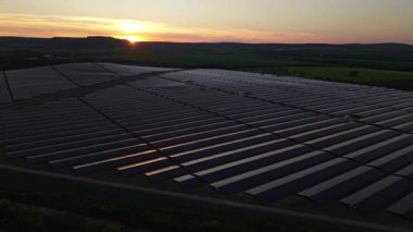 Hava görüntüleri Bulgaristan 'daki geniş güneş panelleri, bir çevre sorumluluğu feneri ve sürdürülebilir enerji dizisini gösteriyor.