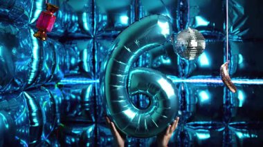 6 numaralı folyo balonlu, parlak disko yansımalı ve hareketli ışıklandırmalı gece kulübü parti atmosferi. Kutlama görselleri için harika.