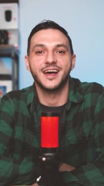 Ev Stüdyosu 'nda TikTok için Dikey Kamera ve Mikrofon Kullanarak İçerik Yaratıcı Podcast Bölümü. Yüksek kaliteli FullHD görüntüler