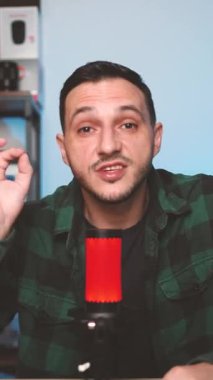 Genç Adam, Sosyal Medya Dikey Videosu Kamerasıyla Evde Açık Konuşan Stüdyo Mikrofonuna Podcast Bölümü 'nü sunuyor. Yüksek kaliteli FullHD görüntüler