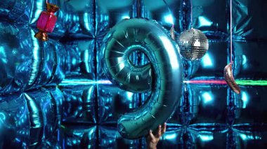 9 numara Folyo Balonu ve Yansıtıcı Disko Topları Kutlama Atmosferi. Yüksek kalite 4k görüntü