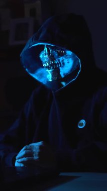 Tam teçhizatlı bilgisayar korsanı, internetteki kara borsa platformlarında yasadışı ticareti, dijital sahtekarlığı ve gizli internet tehditlerini sembolize ediyor..