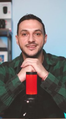Erkek Podcaster Home Studio Vertical Video Setup 'ta bir Podcast kaydederken Profesyonel Mikrofona Konuşuyor. Yüksek kaliteli FullHD görüntüler